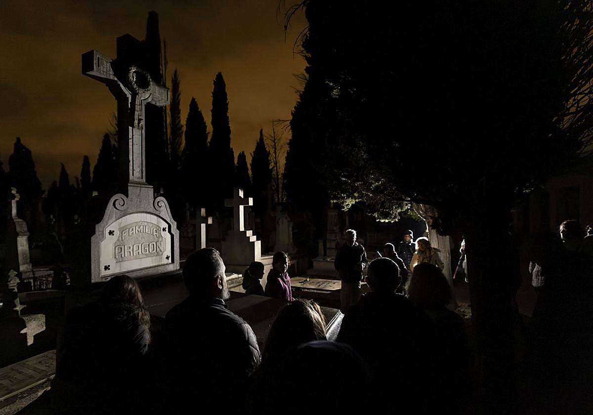 Una ruta guiada recorre a oscuras, entre tumbas y de noche, el cementerio del Carmen de Valladolid